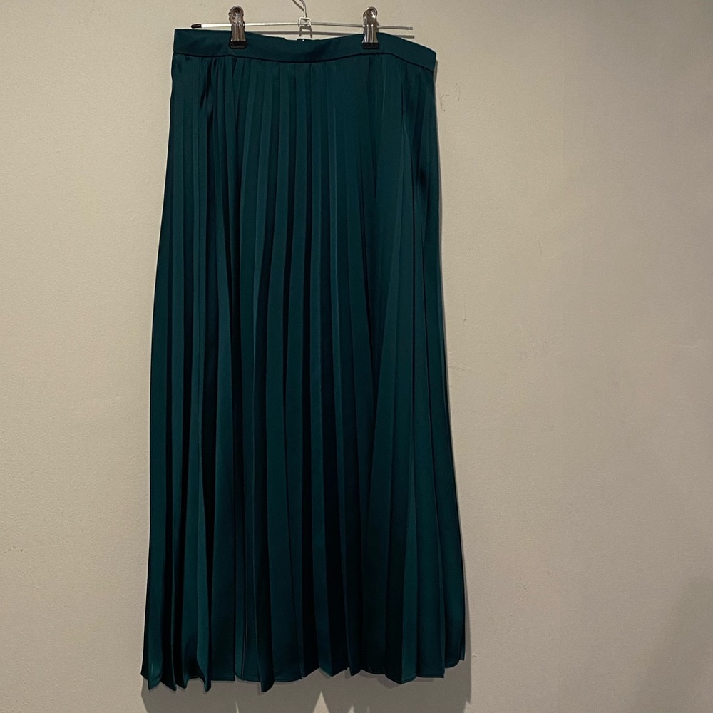 Green mid leg length skirt